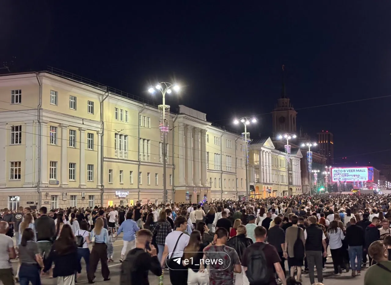 Часть зрителей ушла с места выступления Юлии Савичевой. Некоторые направляются на Октябрьскую площадь — там пройдет акция «Светает», где выступят ТОП, ЧАЙФ и Камерный оркестр B-A-C-H.