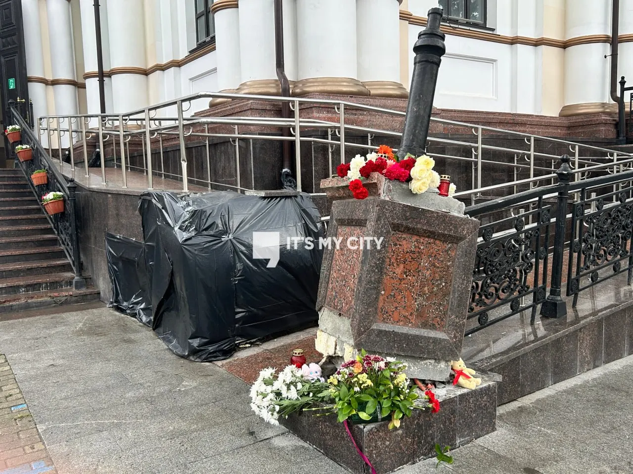 Жители приносят цветы и игрушки в память о четырёх погибших после наезда автобуса на ограждение у храма. На перекрёстке Малышева — 8 Марта не работает светофор, на месте убирают последствия аварии.