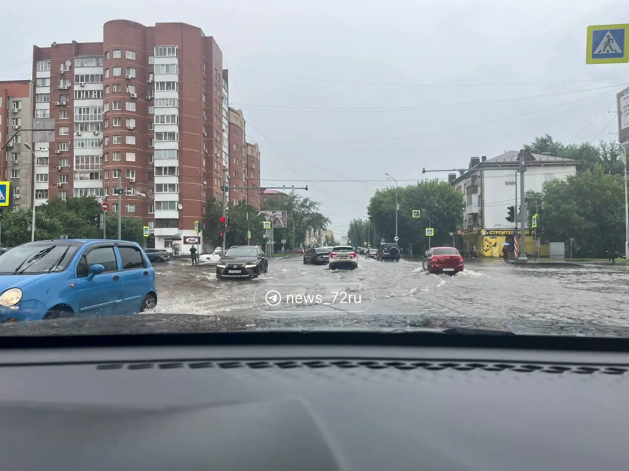 Из‑за подтопления жители идут по колено в воде, водители едут на аварийках, а на Алебашевском мосту снова не работает светофор.