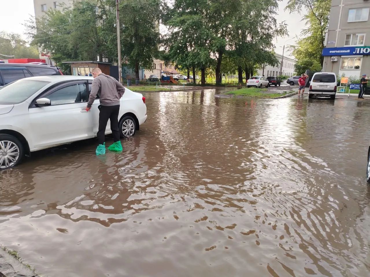Жители Тракторозаводского района публикуют фото и видео: из-за ливня проезжая часть на улице Первой Пятилетки временно оказалась затоплена, движение затруднено.