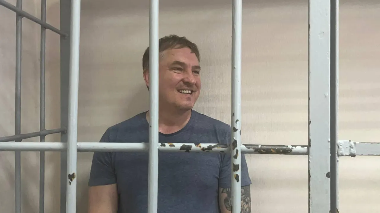 В Международный день против пыток вспоминаем работу екатеринбургского правозащитника Алексея Соколова, который много лет защищал права заключённых. Сейчас он проходит через судебные и медицинские процедуры и находится под стражей.