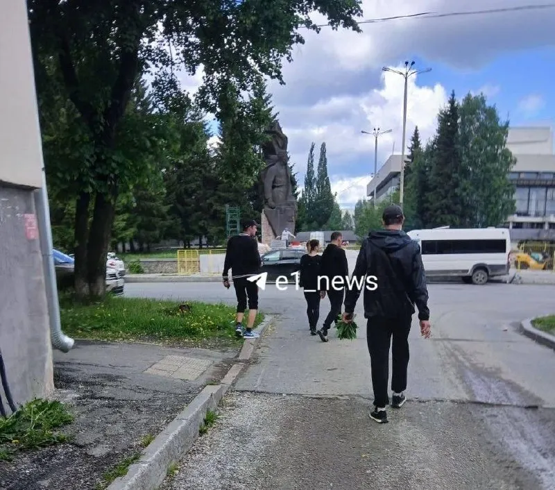 Под видом покупателя злоумышленник схватил пучки черемши и убежал с товаром примерно на 200 рублей. Прохожие возместили ущерб, следственные органы проводят проверку.