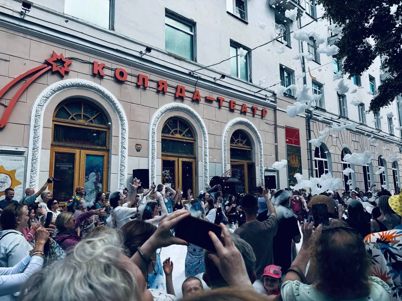 Главный фестиваль «Коляда-театра» проходит в 19-й раз: в программе 26 спектаклей из разных городов России и из Северной Македонии. Фестиваль продлится десять дней, до 30 июня, и пройдёт на нескольких площадках города. Открытие состоялось с уличным праздником и арт‑объектом в память об основателе.