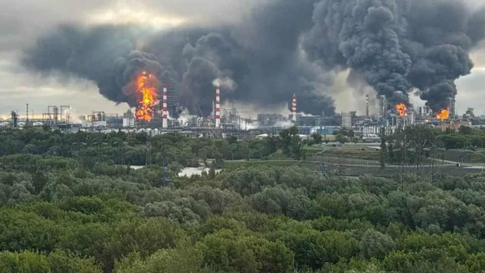 По данным осведомителей, украинские силы усилили атаки на нефтеперерабатывающие заводы и военные цели в глубине России при использовании разведданных партнёров. Удары серьёзно повлияли на объёмы переработки и спровоцировали ограничения на продажу топлива в регионах.