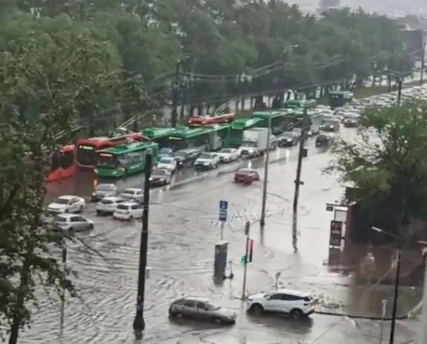 После сильного дождя вода подтопила недавно благоустроенную улицу Братьев Кашириных: на остановке «Поселок Бабушкина» встало движение, пройти горожанам стало проблематично. Жители жалуются, что в ходе реконструкции не сделали ливневую канализацию.