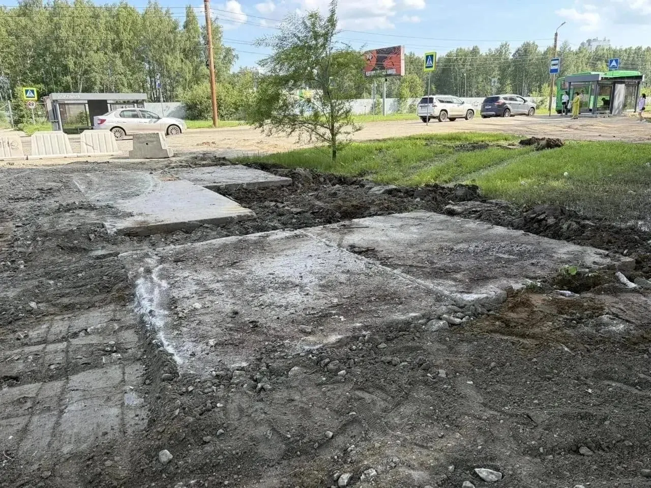Комиссия дорожного хозяйства осмотрела участок в Парковом: работы возобновлены, отставаний нет. Подрядчику поручили организовать мойку техники и следить за чистотой вокруг стройплощадки.