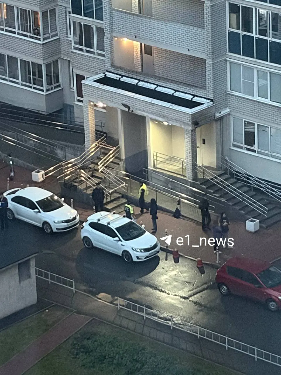 Тело нашли вечером 29 июня во Втузгородке на улице Библиотечной, 45. По предварительным данным, погибшая — несовершеннолетняя.