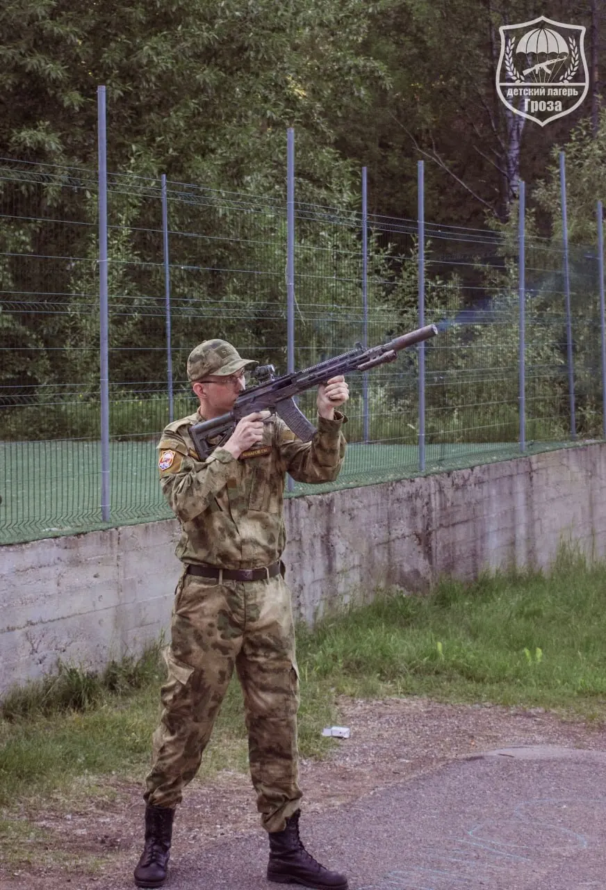 В рекламируемом в соцсетях детском лагере организуют «военизированные» смены: тактика, рукопашный бой, огневая подготовка и музей оружия для школьников.