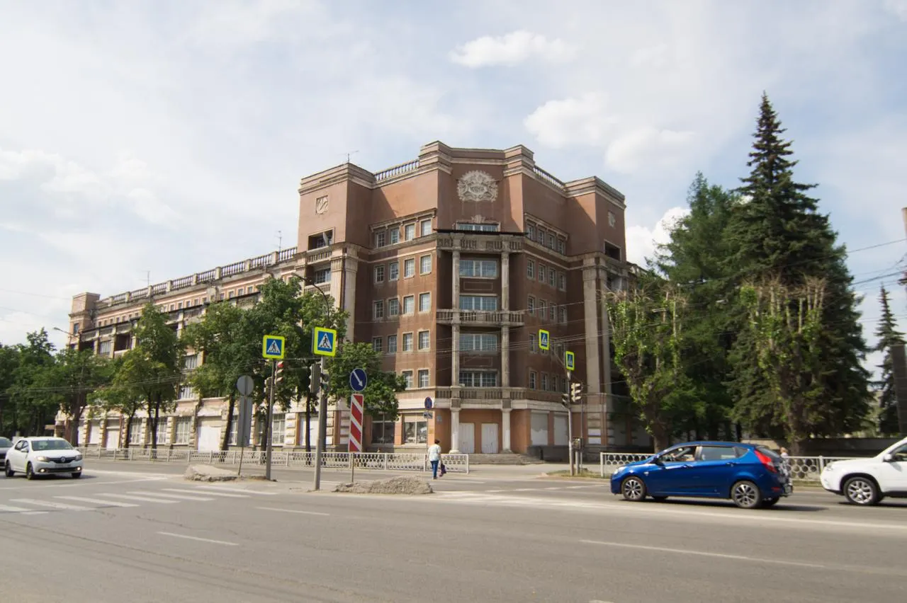 Здание гостиницы «Мадрид» признано неудовлетворительным и находится в управлении Дом.РФ. Торги планируют на первый квартал 2027 года — будет выставлено здание площадью 9,2 тыс. кв. м и участок 0,73 га. Перед продажей нужно обновить документы и сведения об ОКН.