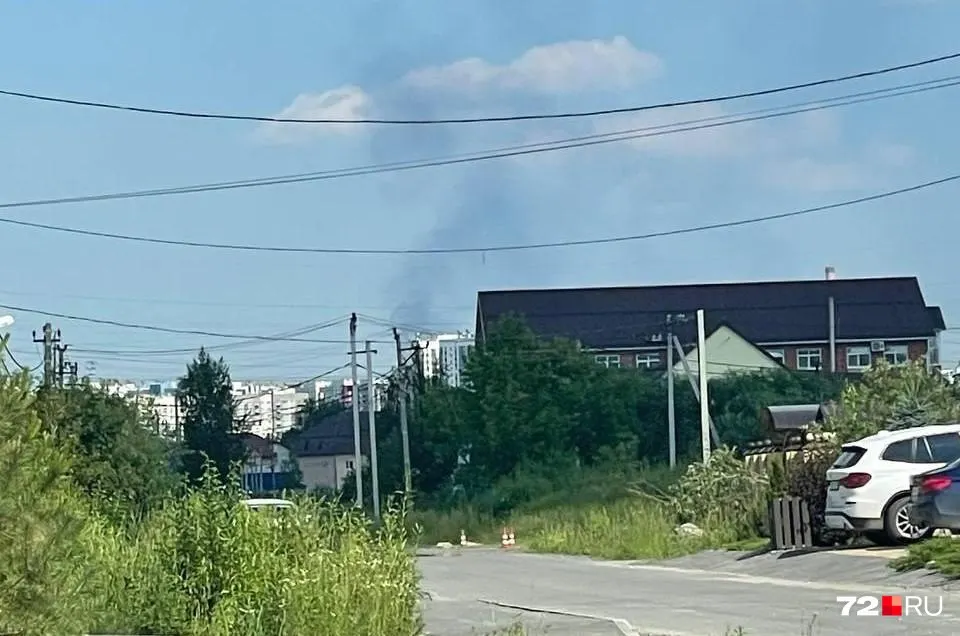 Около 15:00 жители сообщили о крупном пожаре на востоке Тюмени. На место прибыли пожарные, причина возгорания пока не известна.