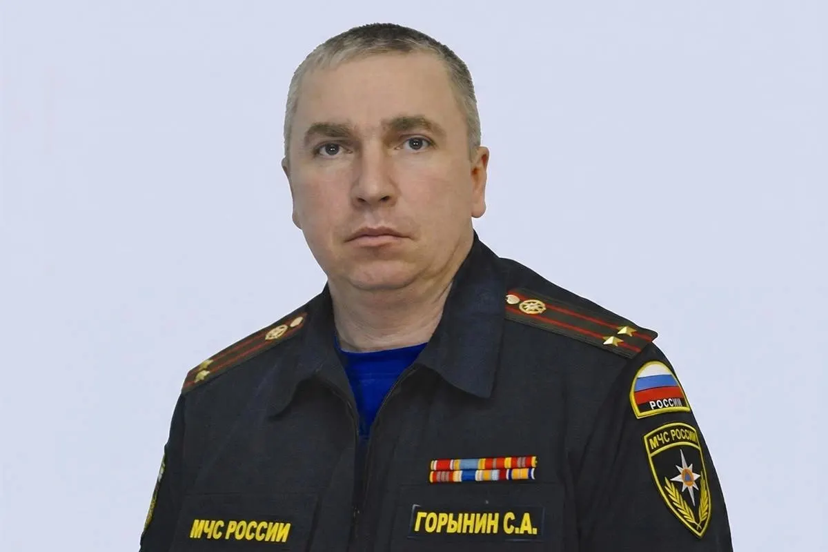 Замначальника учебного спасательного центра в Озерске признали виновным в злоупотреблении полномочиями, принуждении сотрудников к работам и многолетних взятках; суд назначил 11 лет колонии и лишение звания.