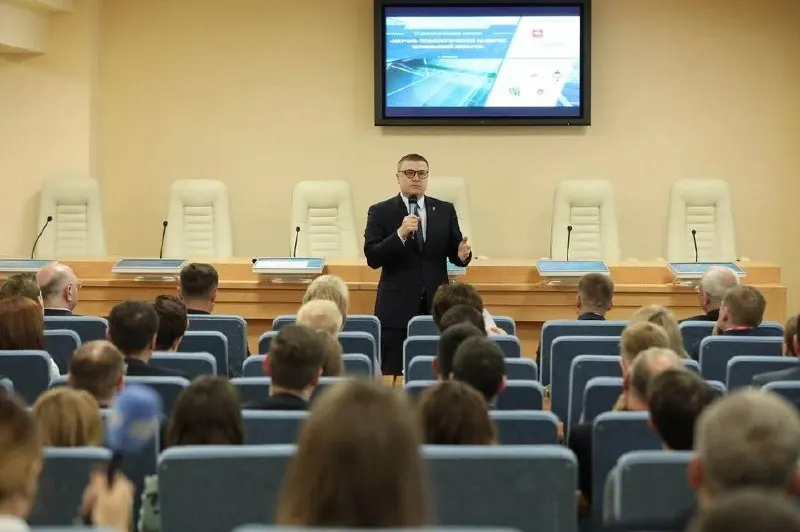 В Челябинской области сотрудников Южно‑Уральского госуниверситета попросили до конца года обеспечить дополнительные внебюджетные поступления по 250 тыс. руб. каждому; в противном случае звучат намёки на сокращения.