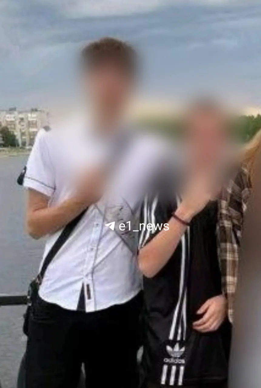 В Краснотурьинске 15‑летнюю девушку по имени Алёна (имя изменено) заманили за гаражи, где один из знакомых несколько раз ударил её ножом. Пострадавшую доставили в больницу, но спасти не удалось. Один соучастник пришёл в полицию, главный подозреваемый задержан.