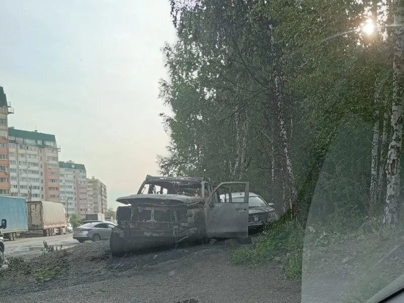 Жители услышали громкие хлопки, а утром обнаружили сгоревший внедорожник. По данным МЧС, люди не пострадали, причины пожара выясняют специалисты.
