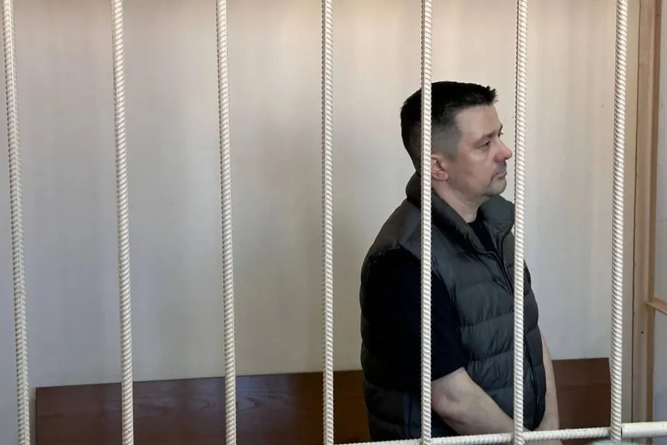 Дело бывшего руководителя фонда капремонта Челябинска направлено в суд: его обвиняют в фиктивном повторном ремонте кровли на сумму свыше 6 млн рублей и в получении взяток при выборе подрядчиков для замены лифтов.