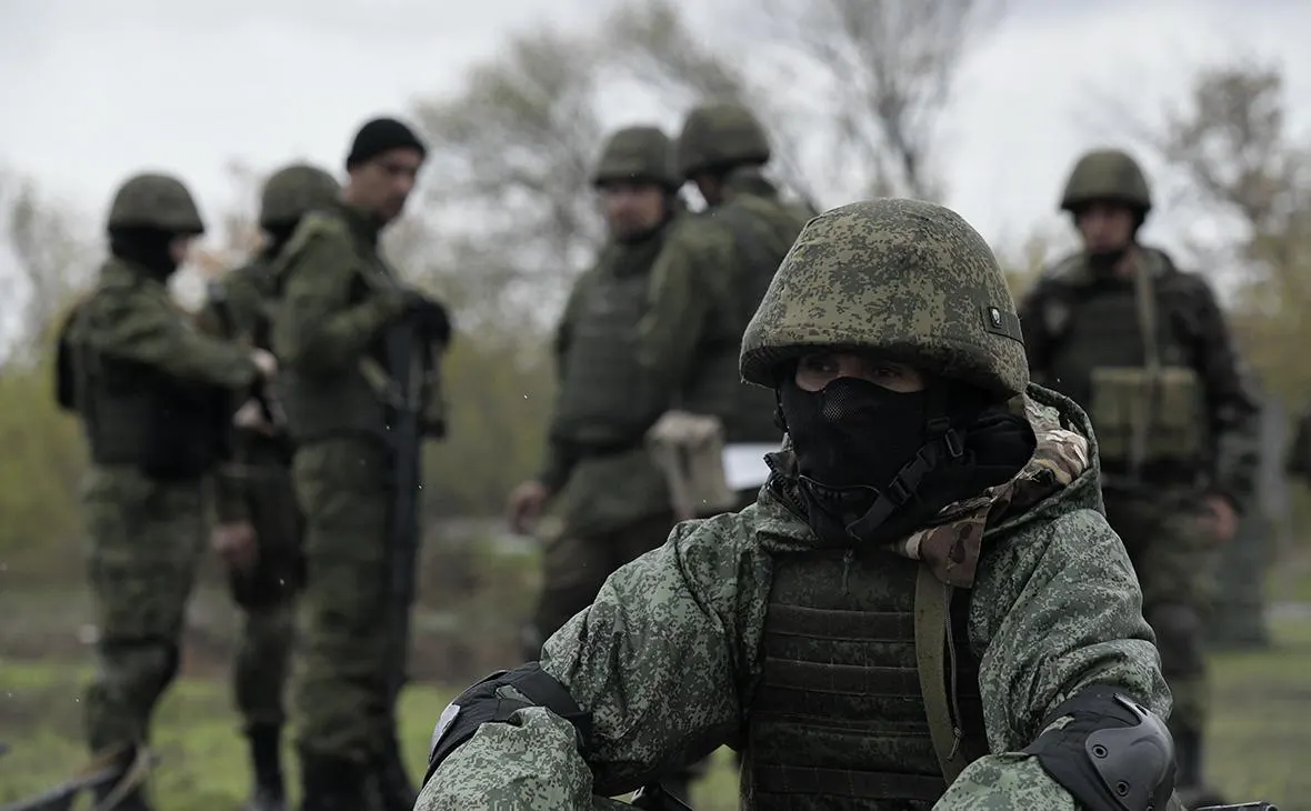 Собеседники из числа чиновников, военных и разведок отмечают, что Украина опережает Россию в применении дронов и тактической изоляции войск. Без значительной мобилизации людских и промышленных ресурсов изменить ситуацию будет крайне трудно.