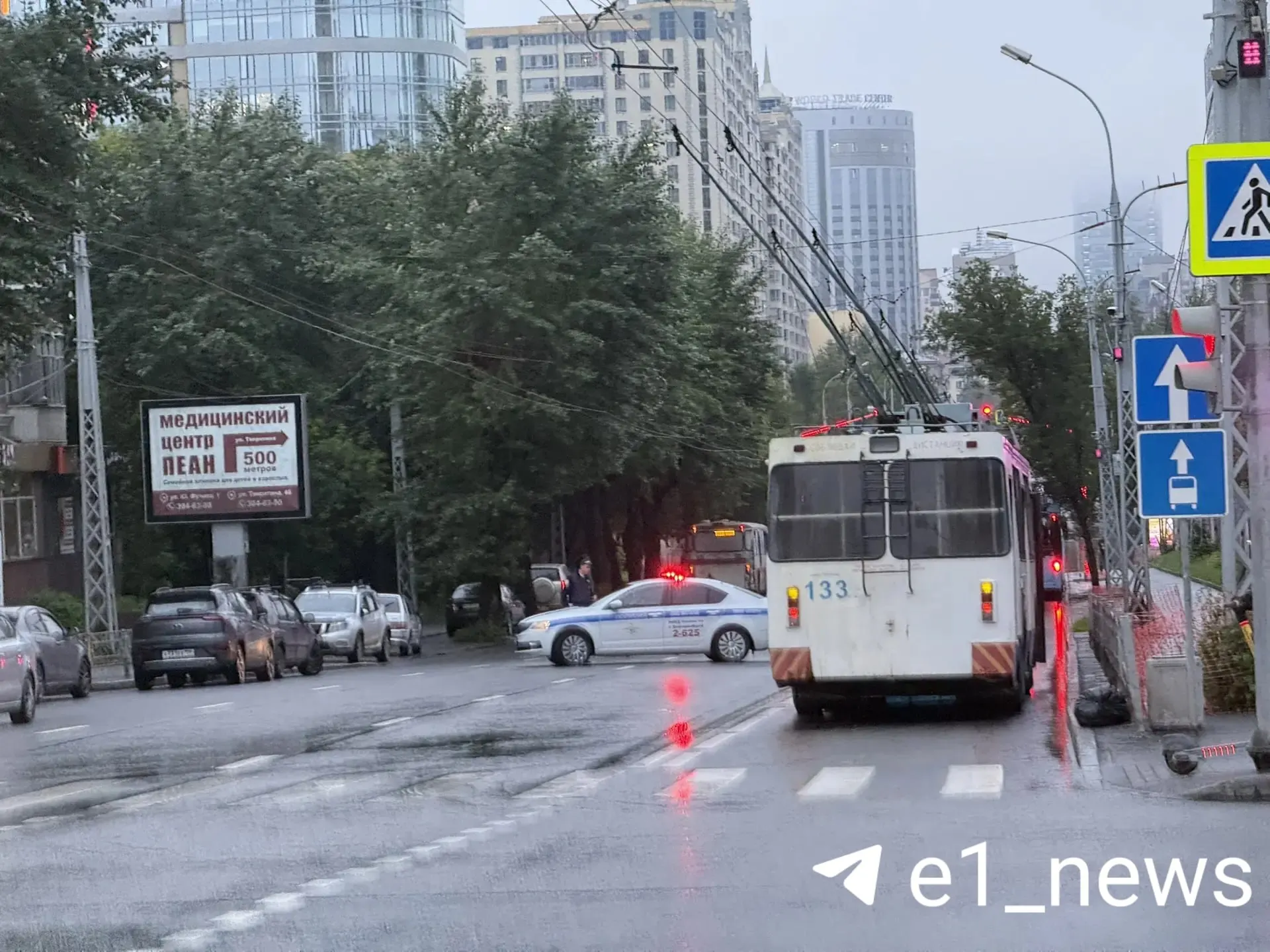 Движение по улице Белинского ограничено из‑за подтопления. На месте работает аварийная служба, водителям советуют выбирать объездные маршруты.