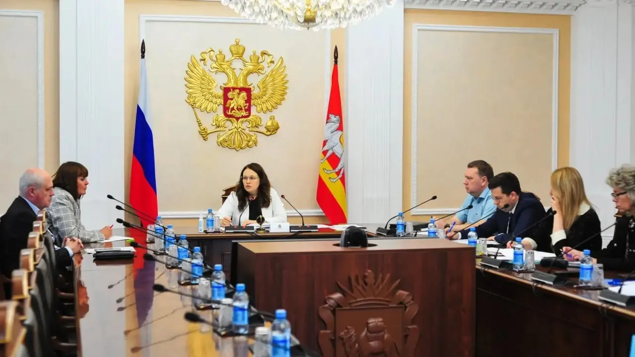 Власти утверждают, что поставки топлива не прекращались, а пустые баки и рост цен объясняют перераспределением спроса и логистическими сбоями. В регионах созданы штабы для мониторинга заправок и сбора жалоб, но когда проблема решится — неизвестно.