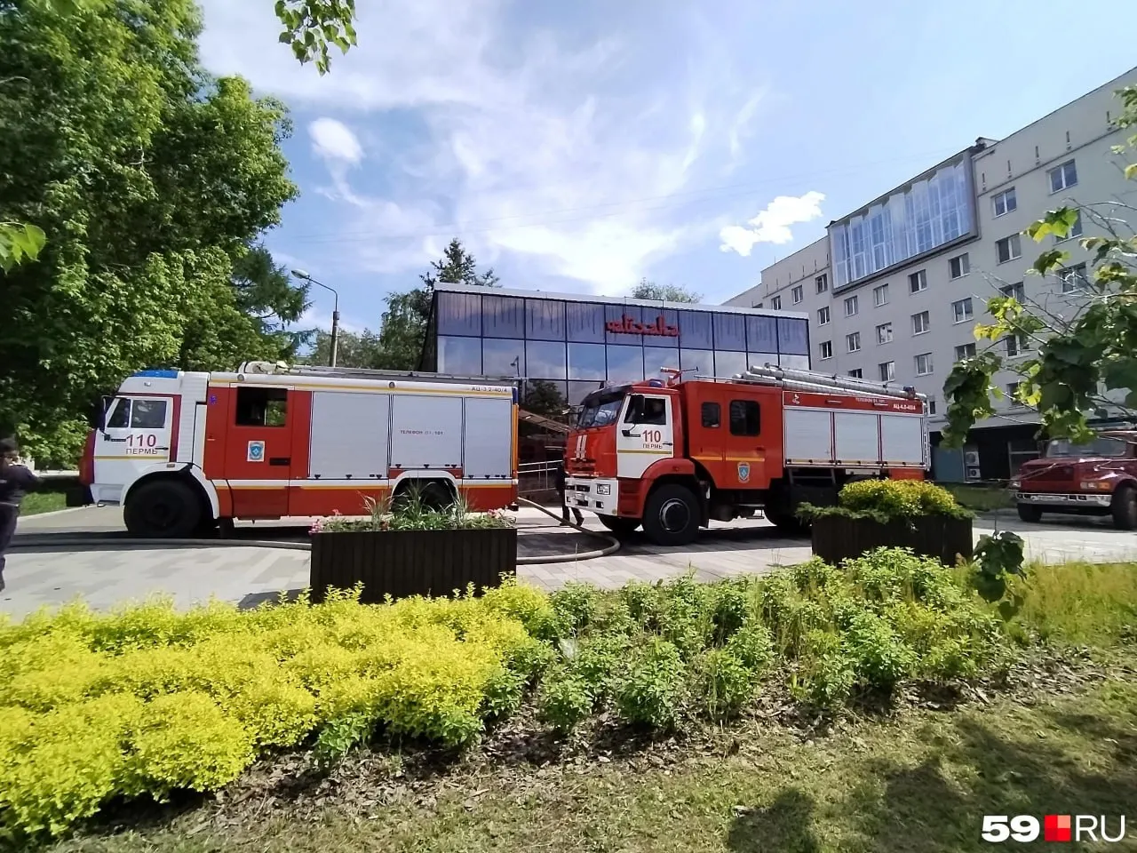 В пермском кафе на улице Ленина внезапно вспыхнул мангал. Около 40 человек собрались у места происшествия, одна сотрудница была доставлена в скорую помощь — с ней всё в порядке.