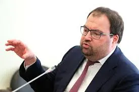 Глава Минцифры заявил на IT‑завтраке в рамках ПМЭФ‑2026, что встраивание механизмов возрастной идентификации в платформы должно быть решено в ближайшее время; ведомство изучает опыт зарубежных сервисов.