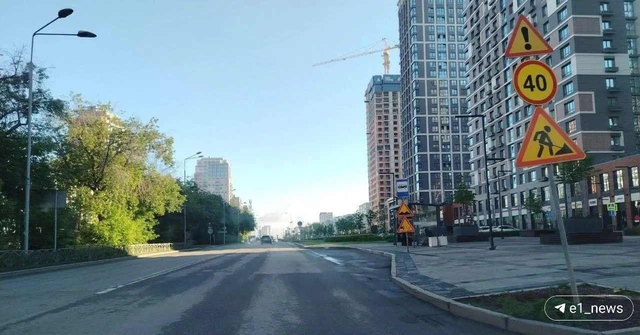 На участке улицы Московской — от бульвара Денисова-Уральского до Щорса — установили временные знаки, предупреждающие о строительных работах и ограничении скорости до 40 км/ч. Автомобилисты не заметили рабочих или спецтехники; участок запланирован к ремонту в 2026 году.