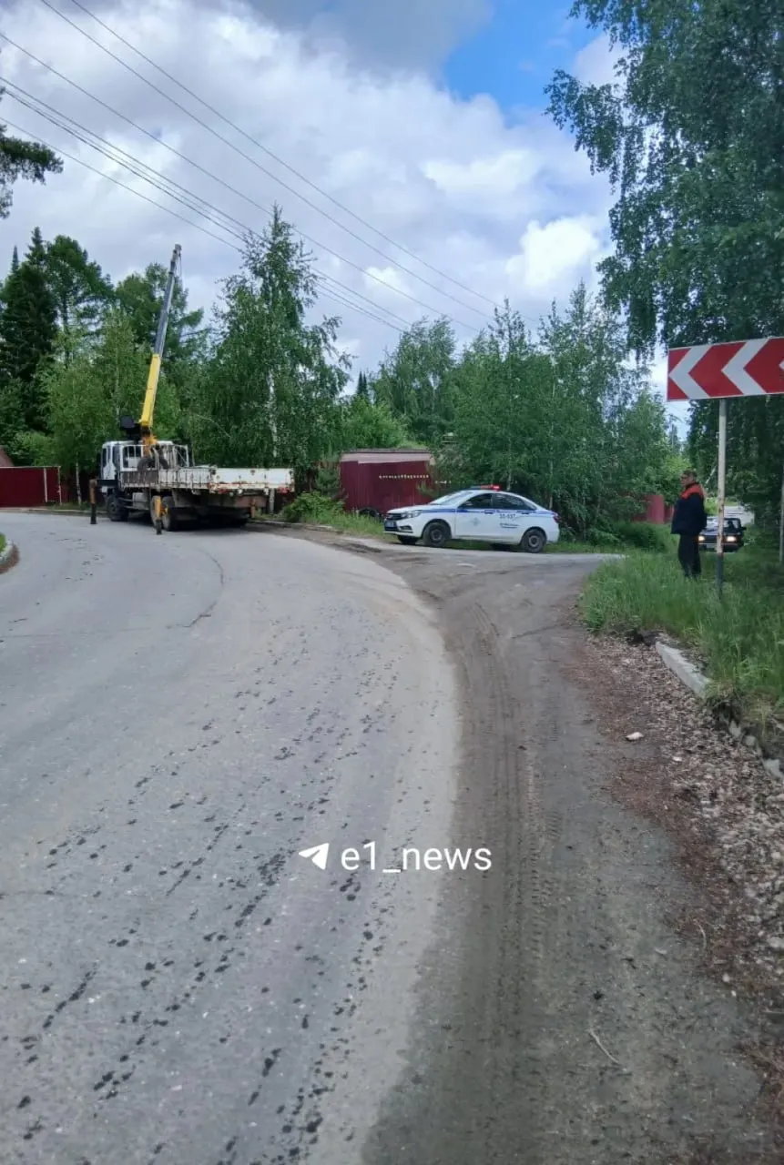 Рано утром подросток, взявший без разрешения автомобиль дяди, не справился с управлением: пострадали забор и несколько стоящих у коттеджа машин. Родителей привлекли к ответственности.