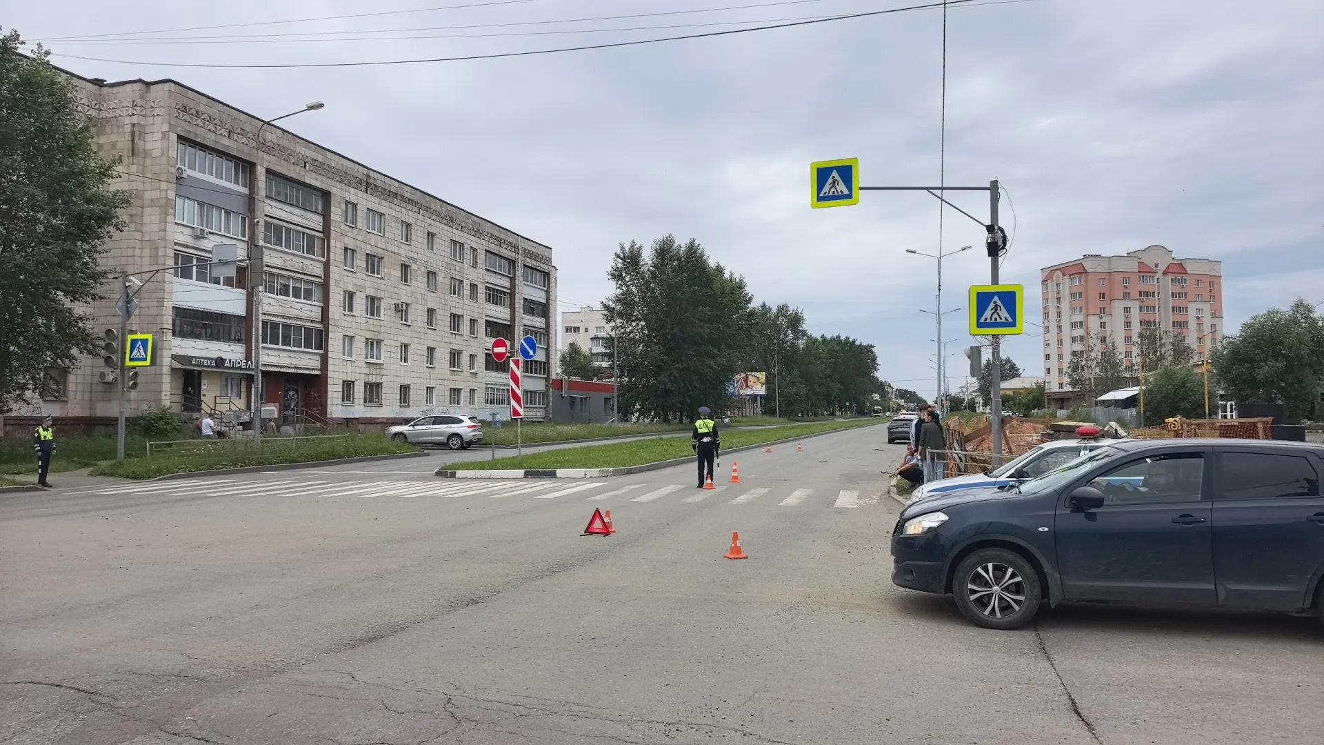 На улице Вагоностроителей 24‑летний водитель не уступил дорогу на пешеходном переходе; пострадавший был госпитализирован и скончался в больнице. По факту ДТП проводится проверка Госавтоинспекции.