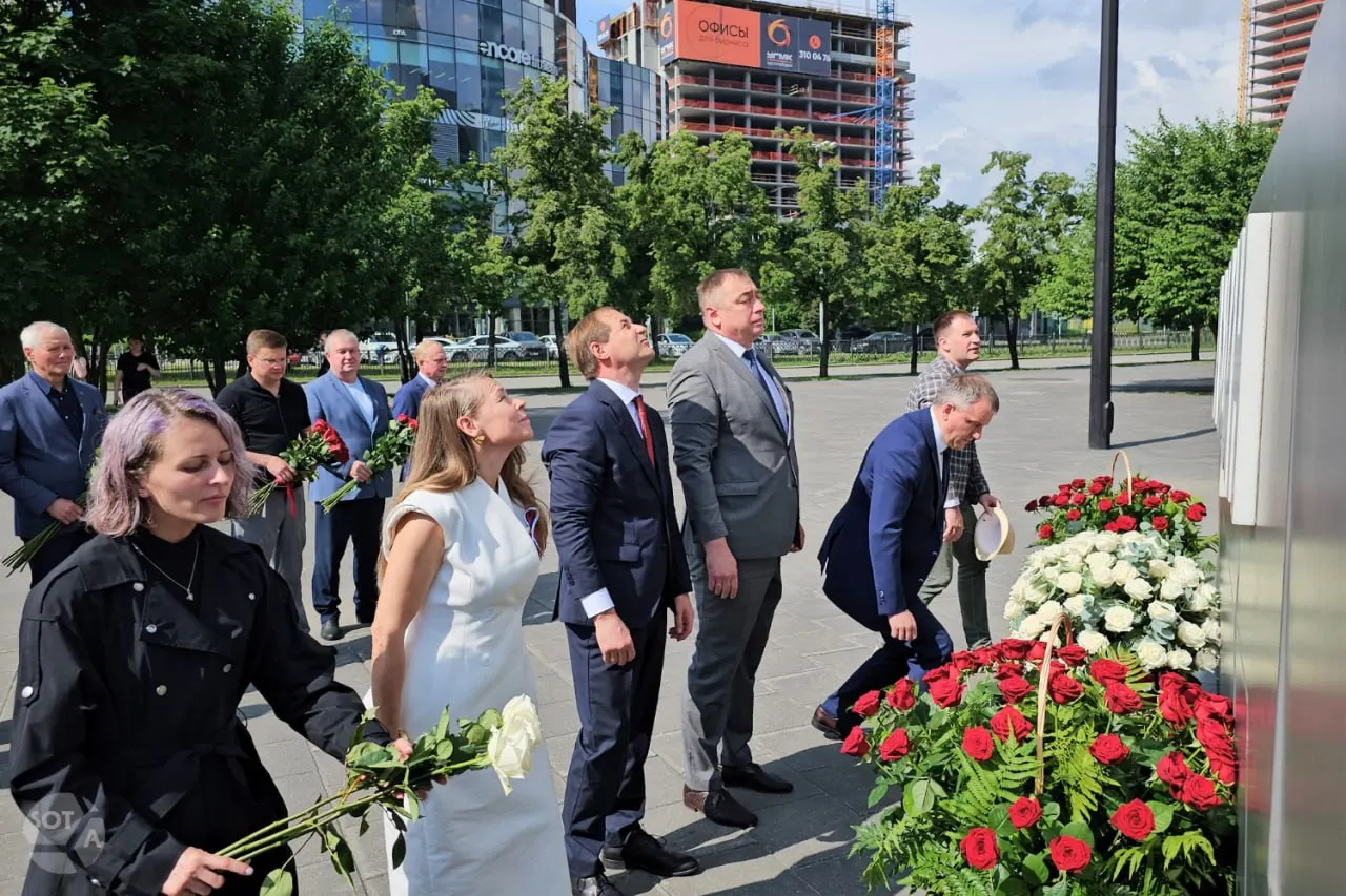 Губернатор Свердловской области Денис Паслер вместе с депутатами и жителями Екатеринбурга пришли к памятнику у «Ельцин-центра», чтобы почтить День России.