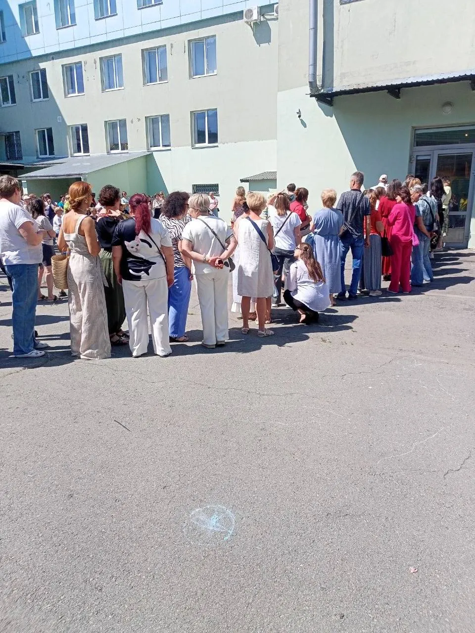 В Детской художественной школе имени Аристова показали около 300 сортов пионов. Самый дорогой — персиковый Elsa von Brabant, корень которого оценили в 140 000 рублей; на выставку пришло много людей, у входа образовалась очередь.