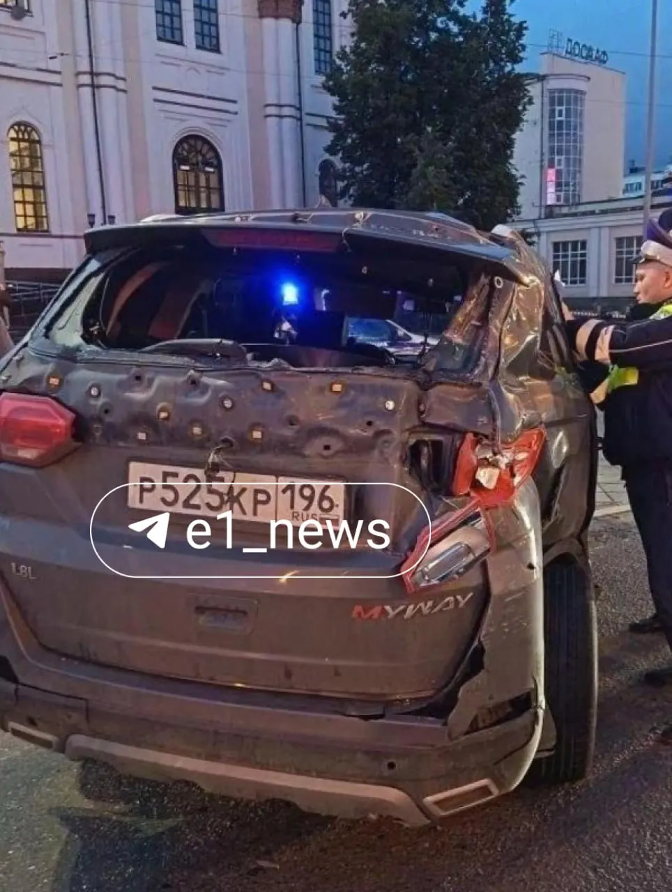 Следователи подтвердили, что 21‑летний Никита Туркеев, управлявший Lifan MyWay, проходит по делу в статусе свидетеля. По предварительным данным, он не заметил автобус, который пытался проскочить перекрёсток, после столкновения с кроссовером произошёл наезд на пешеходов.