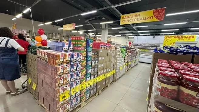 На улице Патриотов начал работу магазин с низкими ценами. Вакансии: директор, кассиры, грузчики и уборщики.