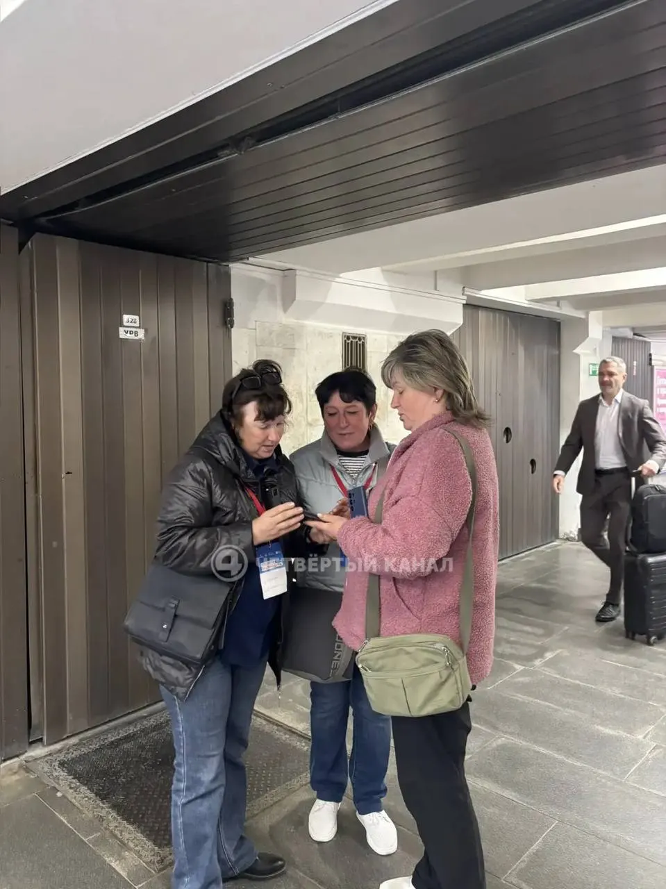 В городском транспорте Екатеринбурга группы контролёров ежедневно собирают подписи в поддержку проектов благоустройства. На данный момент городу не хватает голосов до порога для получения федерального финансирования.