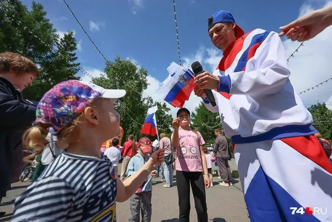 В Челябинске празднования Дня России прошли в городских парках: концерты, мастер‑классы и кинопоказы собрали десятки горожан, улицы украсили государственные флаги. Одного посетителя пришлось увести полиция.