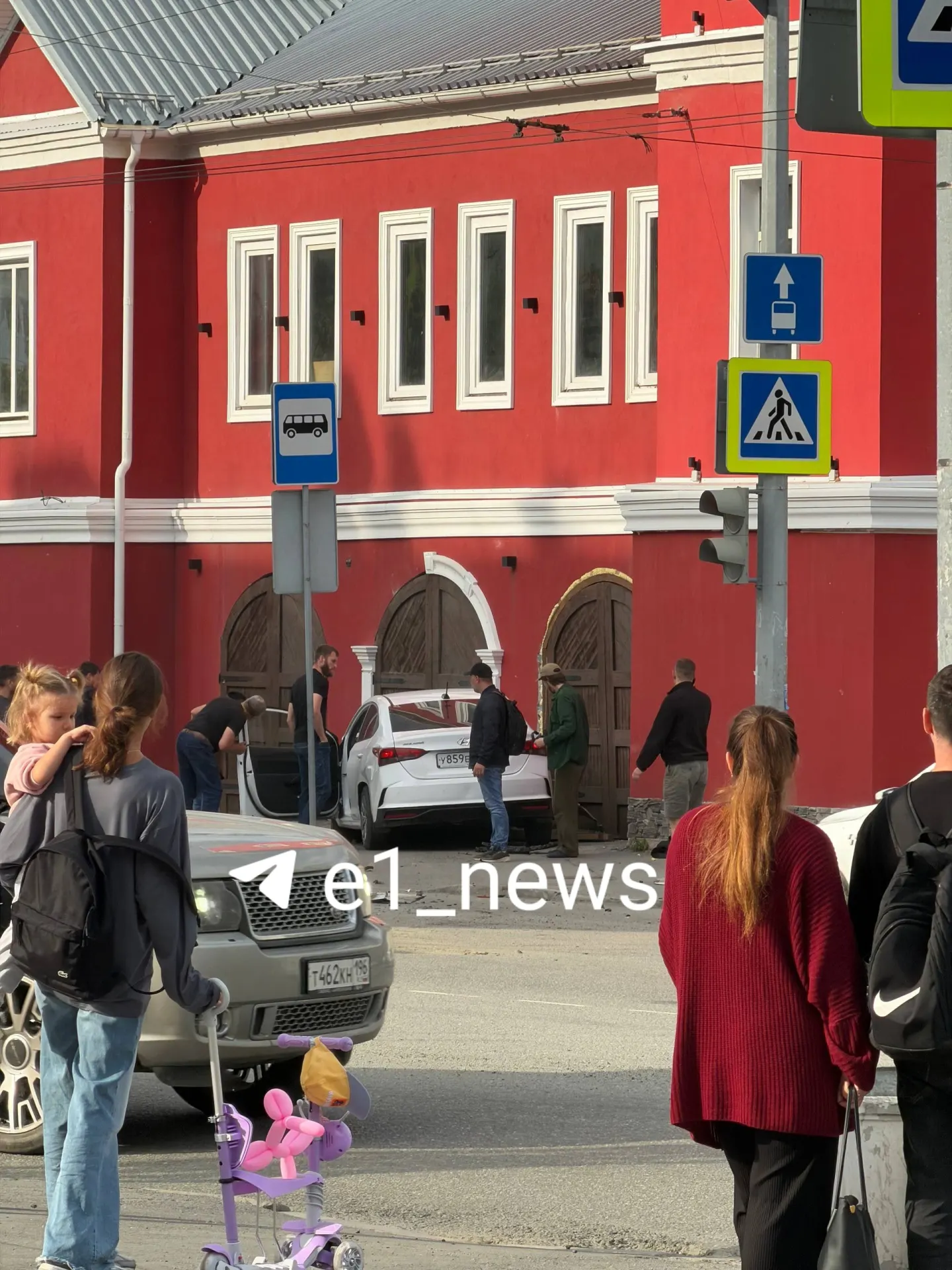 На улице Белинского автомобиль выехал на тротуар и столкнулся с недавно отремонтированным зданием пожарной части. О пострадавших пока не сообщается, информацию уточняют в ГИБДД.