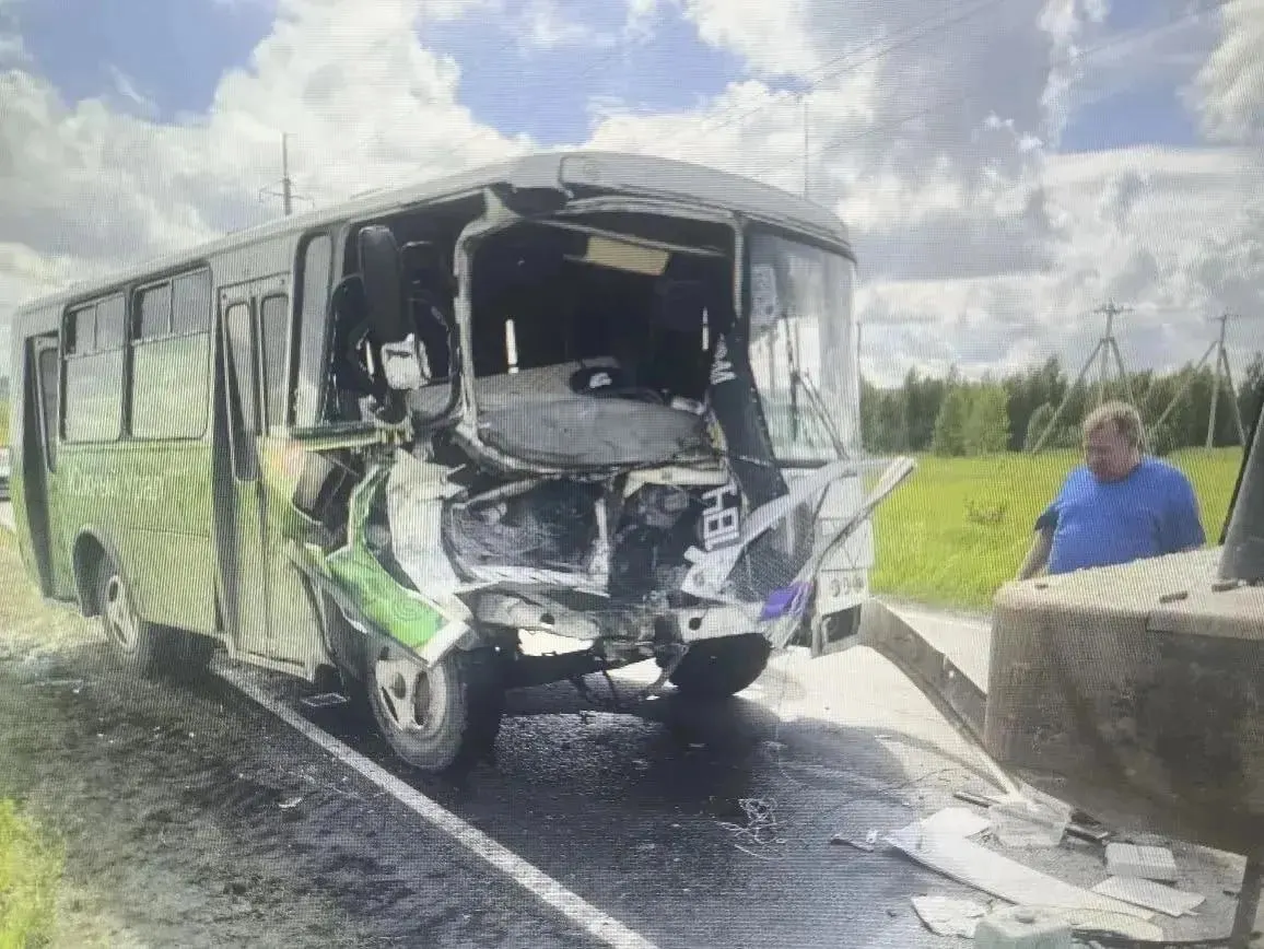Автобус №184 пытался обогнать трактор на подъёме на дороге «Станция Смолино — Бутаки — Полетаево» и столкнулся с ним. В результате пострадали две пассажирки, одну из них госпитализировали в областную больницу.