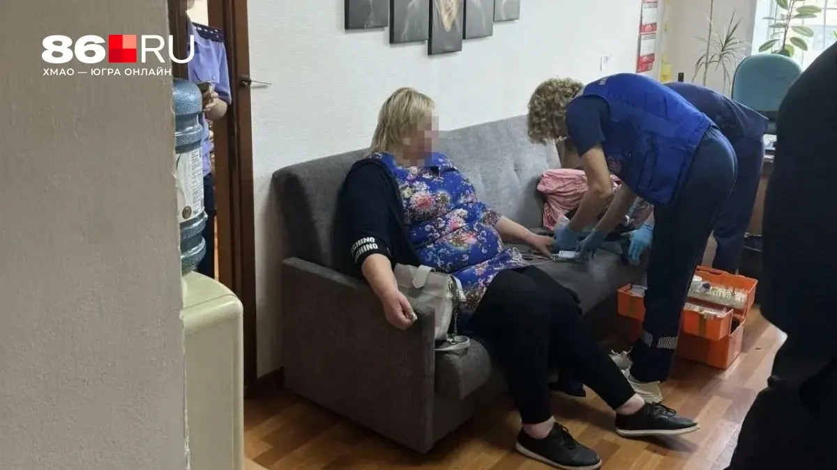 Родственники не узнали в пришедшей женщине должностное лицо и приняли её за мошенницу. В отношении членов одной семьи возбуждено три уголовных дела.
