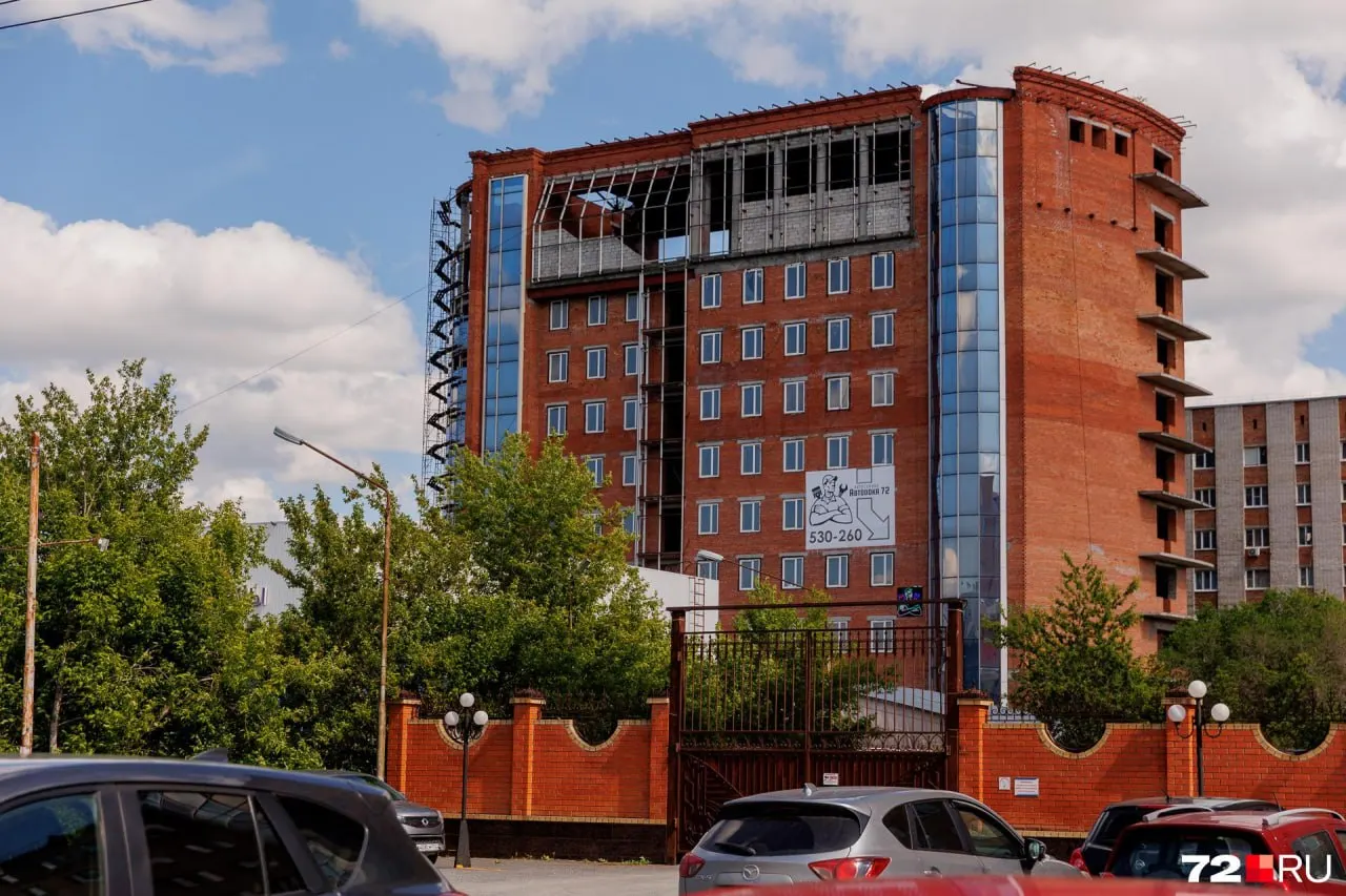 Дом на улице Республики, 244/1 стоит на кадастровом учёте с 2014 года, но в квартирах никто не жил — администрация Тюмени подала иск о сносе или приведении строения в нормативное состояние.