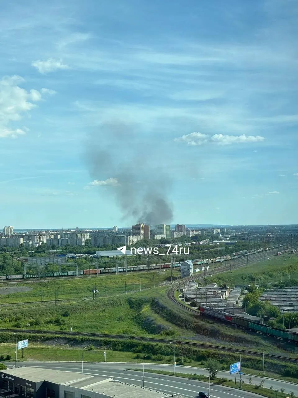 В частном секторе вспыхнул сильный пожар. Очевидцы слышали взрыв, предположительно из газового баллона. По словам выбежавшей девушки, в доме никого больше не было. На месте — минимум пять пожарных машин и скорая помощь.