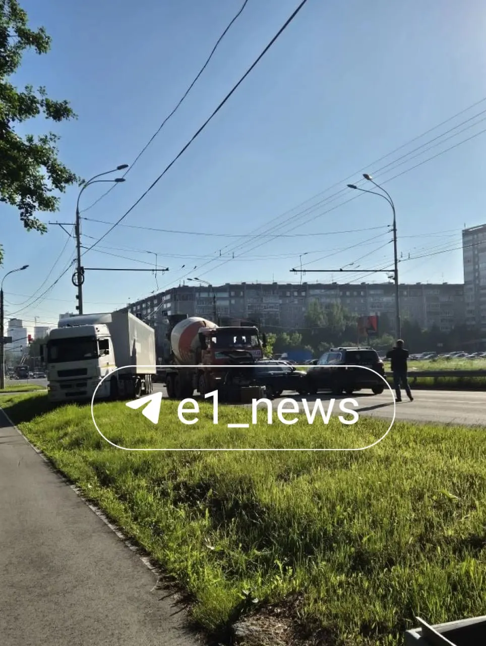 Фура, бетономешалка и две легковушки столкнулись на Амундсена — проезд возможен лишь по одной полосе, образовалась пробка.