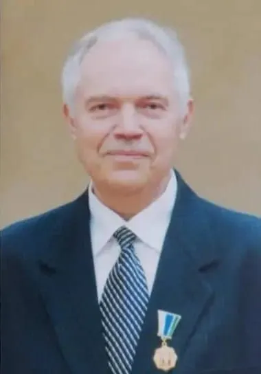 Юрий Новиков ушёл из жизни в 87 лет. В администрации Екатеринбурга отметили его вклад в развитие города — при нём началось строительство метро и открылся Театр драмы. Церемония прощания назначена на 29 июня.