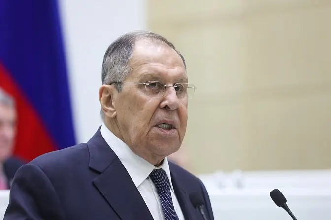 Глава МИД РФ заявил, что одновременное членство в ЕАЭС и вступление в ЕС невозможно и потребует быстрого решения — это повлияет на тарифы и фитосанитарные нормы.