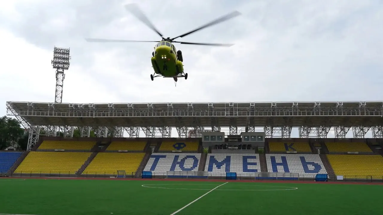 Выставки современных и ретро‑автомобилей, патриотические площадки, мастер‑классы, футбольный матч, показательные приземления парашютистов и снижение вертолёта — программа праздника в честь 90‑летия Госавтоинспекции.