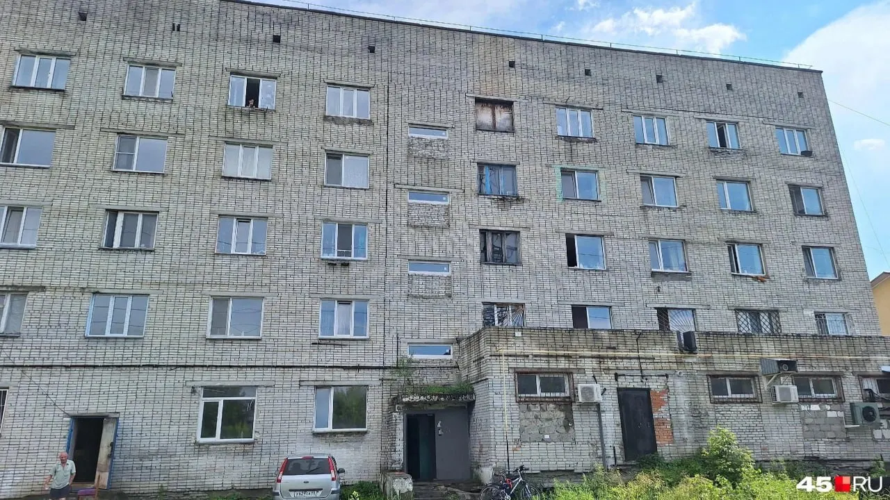 Госжилинспекция и городская прокуратура выявили нарушения в кровле и электроснабжении общежития на улице Бажова, 67. Материалы переданы в прокуратуру для реагирования.