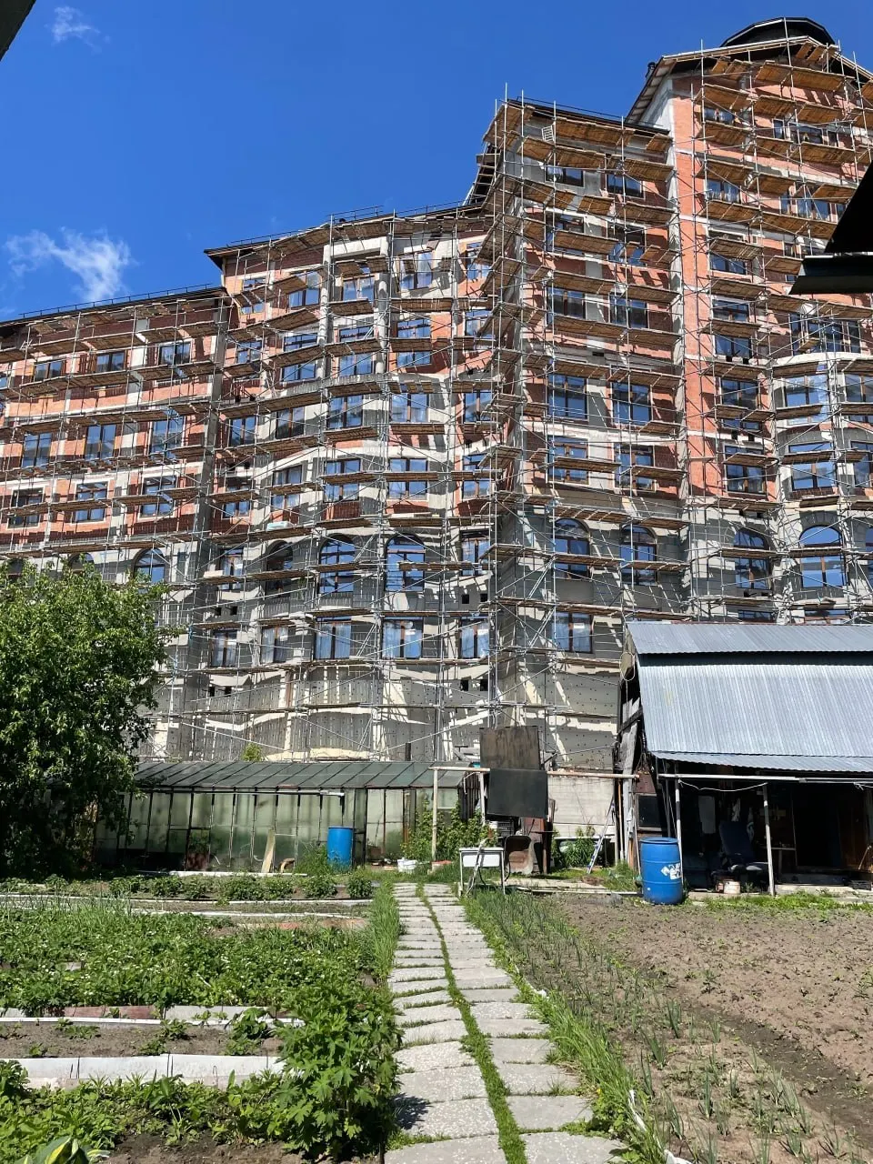 При рытье котлована у забора рядом со строительством элитного ЖК был повреждён частный водопровод — семьи остаются без водоснабжения, виновник должен восстановить подачу, сроки ремонта пока неизвестны.