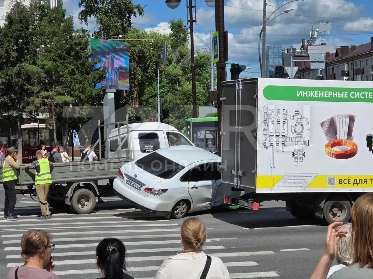 На перекрёстке Мельникайте и Республики в Тюмени произошло ДТП с участием нескольких автомобилей. Из‑за аварии образовалась серьёзная пробка, подробности уточняются.