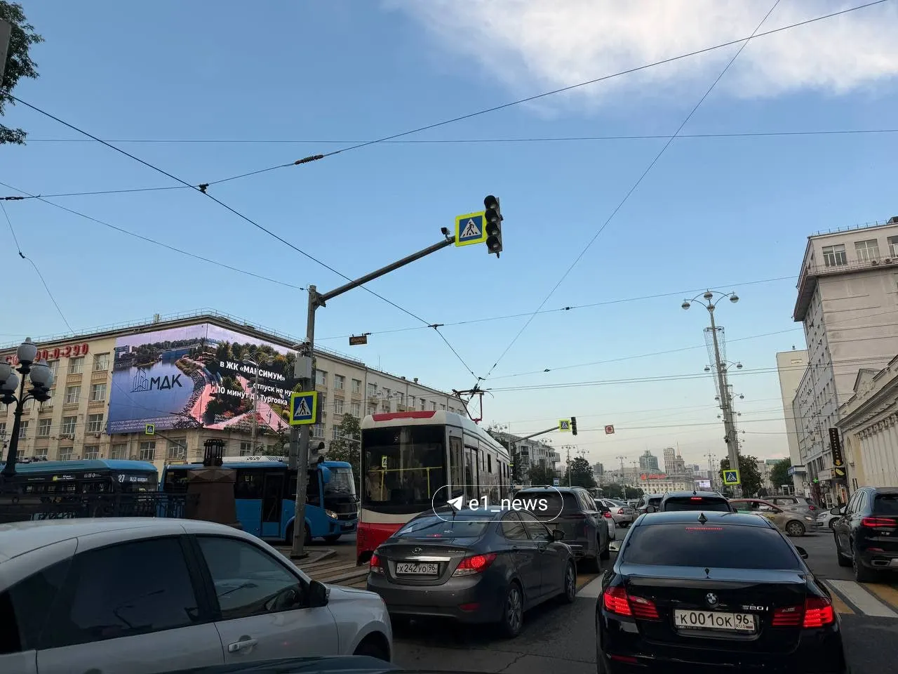 В центре города на одном из ключевых перекрёстков вышел из строя светофор. Движение не регулируется, регулировщика на месте нет, из‑за чего образовались заторы.