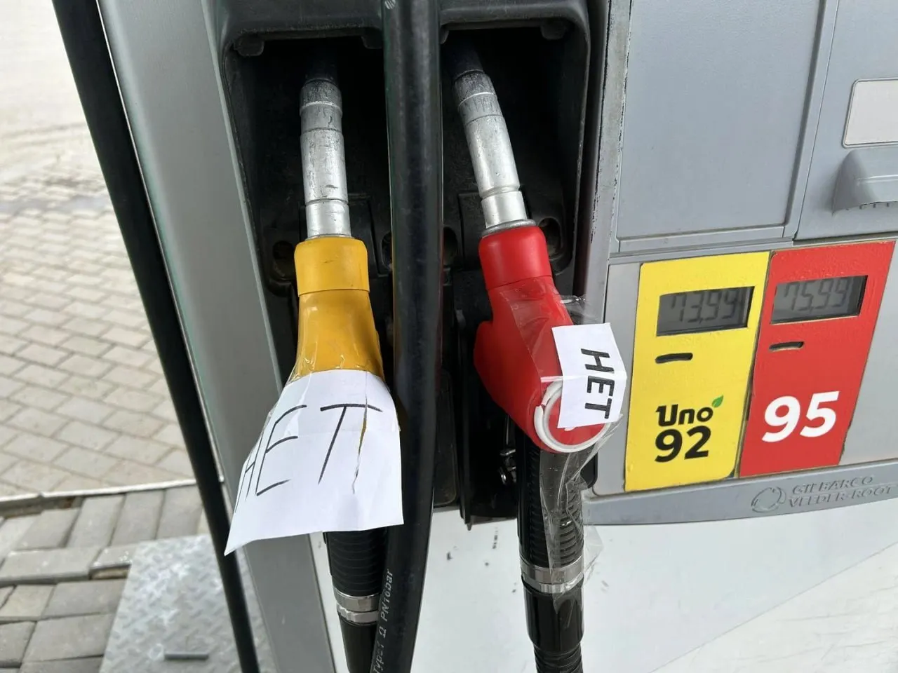 Власти региона объясняют дефицит и скачок продаж на отдельных автозаправках нарушениями логистики, перераспределением потребительского потока и ажиотажным спросом. В отдельных муниципалитетах созданы штабы и направлены запросы к поставщикам.