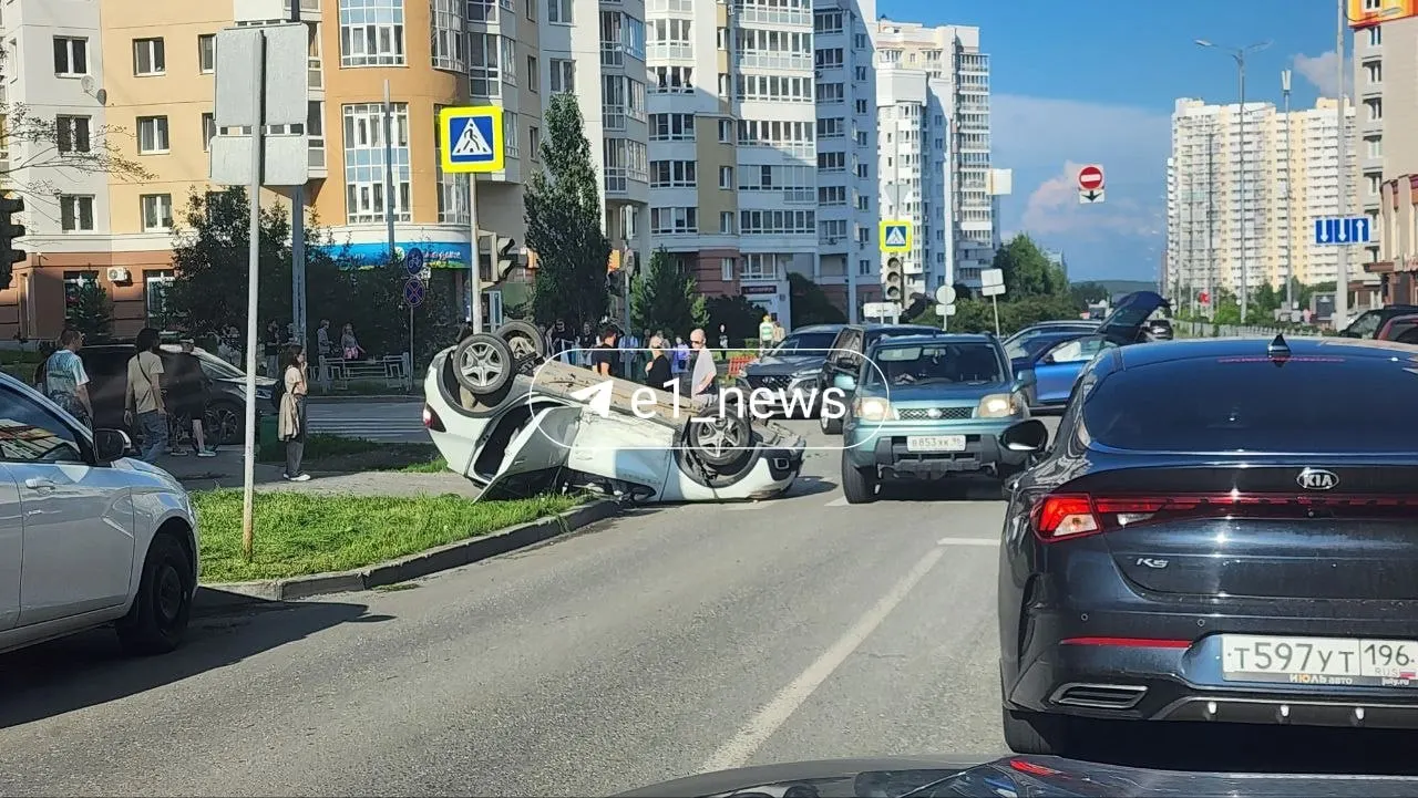 На перекрёстке улиц Сурикова и Циолковского в Екатеринбурге столкнулись Renault и Skoda. В результате одна из машин перевернулась, из пострадавшего автомобиля извлекли женщину в шоковом состоянии; очевидцы отмечают, что светофор на участке неисправен уже второй день.