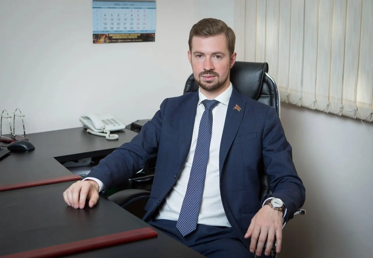 Суд признал Илью Бархатова виновным в посредничестве при передаче более 8 млн рублей. Ему назначили 3,5 года в колонии, штраф 8 млн руб. и конфискацию 600 тыс. руб.