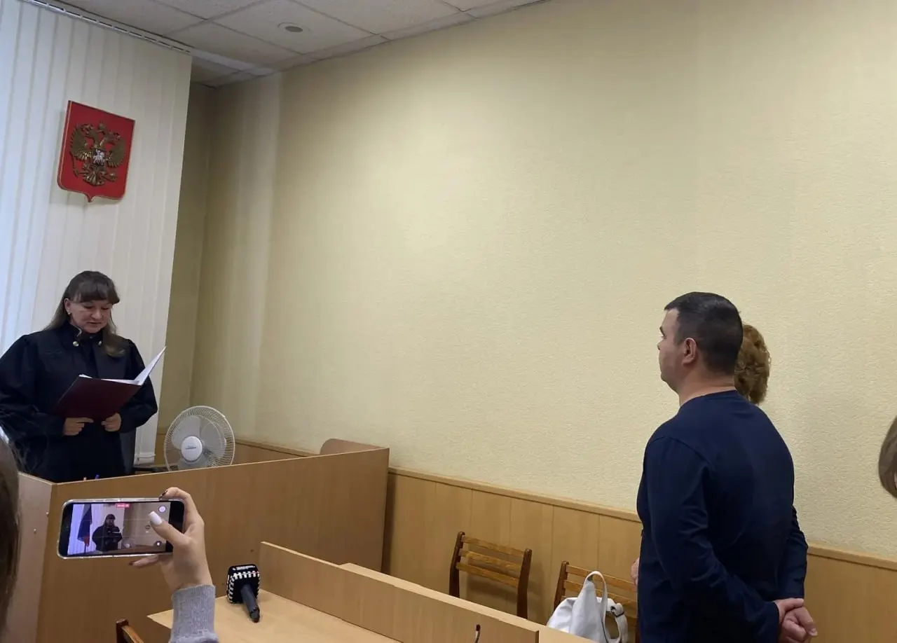Железнодорожный суд признал бывшего преподавателя виновным по 15 эпизодам взяточничества; ему назначен штраф 1,5 млн рублей и запрещено преподавать четыре года.